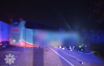 Під Львовом ДТП за участю автобуса ”Варшава - Одеса” та фури ”Нової пошти”: є жертви, десятки поранених