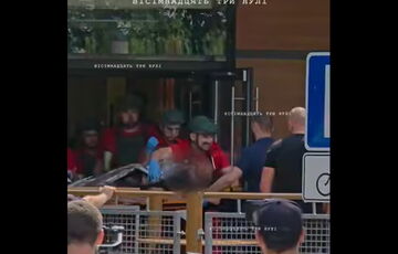 Стрілянина в Черкасах: з McDonald's винесли закривавлену людину (відео)