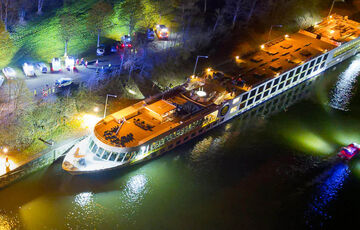 В Австрии круизный лайнер врезался в бетонную стену на Дунае