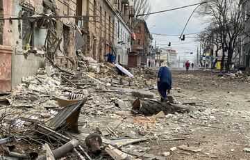 Окупанти випускають мешканців Маріуполя з міста лише за перепустками Окупанти випускають мешканців Маріуполя з міста лише за перепустками
