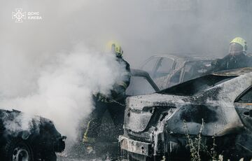 В Киеве произошел масштабный пожар на автопарковке