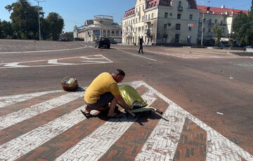 Росія вдарила по театру у Чернігові: 5 людей загинули, десятки постраждали (фото)