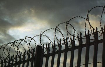 В Германии чиновник домогался детей украинских беженцев, угрожая им депортацией В Германии чиновник домогался детей украинских беженцев, угрожая им депортацией