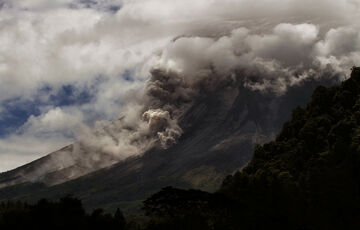 В Індонезії через виверження вулкана загинули альпіністи