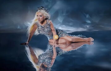 Кристина Агилера анонсировала новогоднее шоу в платьях от дизайнера с украинскими корнями