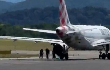 В Італії чоловік наклав на себе руки, кинувшись у двигун літака в аеропорту В Італії чоловік наклав на себе руки, кинувшись у двигун літака в аеропорту