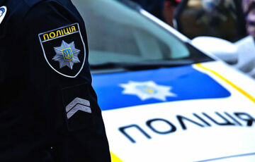 В Киеве водитель протаранил авто патрульных: полицейские открыли огонь В Киеве водитель протаранил авто патрульных: полицейские открыли огонь