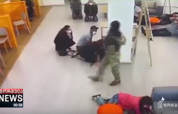 В Грузии вооруженный мужчина взял в заложники 12 человек в банке: видео