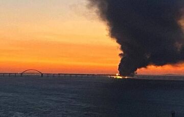 Сильна пожежа на Кримському мості: над об'єктом піднявся стовп чорного диму: ВІДЕО Сильна пожежа на Кримському мості: над об'єктом піднявся стовп чорного диму: ВІДЕО