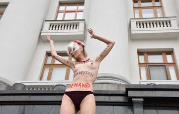 Активистка разделась догола под Офисом президента - ФОТО
