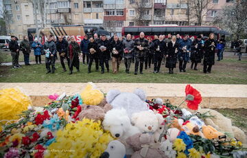 Десятки дипломатов посетили место ракетного удара в Кривом Роге Десятки дипломатов посетили место ракетного удара в Кривом Роге