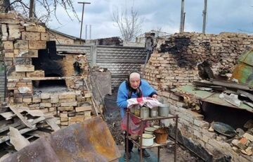Українська бабуся зворушила світ, готуючи паски серед руїн: фото, відео