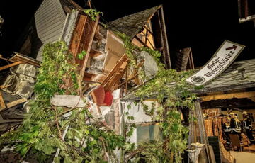 В западной Германии частично обвалился отель: есть погибший (фото)