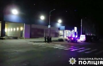 Взрыв в Лубнах: мужчина бросил гранату в толпу возле супермаркета Взрыв в Лубнах: мужчина бросил гранату в толпу возле супермаркета