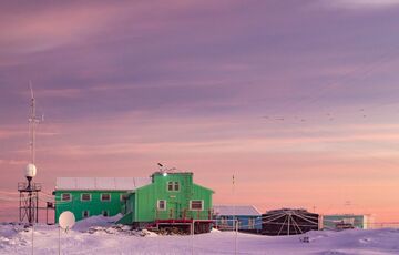 Вчені показали фото дивовижних світанків на станції Академік Вернадський