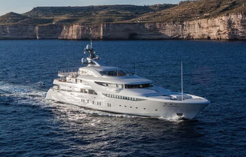 Путин за месяц до войны эвакуировал свою элитную яхту: фото, видео