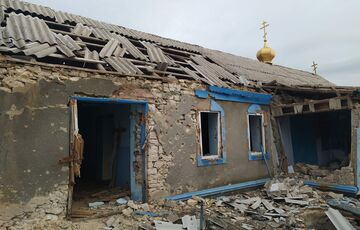 Окупанти заселяються до будинків місцевих в Олешках та Новотроїцькому