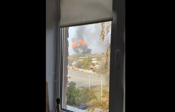 Появились кадры мощной детонации боеприпасов на атакованном складе в оккупированном Луганске