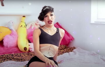 Продовжу, доки губи не луснуть: чоловік витратив $100 тисяч, щоб бути схожим на ляльку (відео) Продовжу, доки губи не луснуть: чоловік витратив $100 тисяч, щоб бути схожим на ляльку (відео)