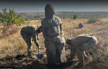 Из-под Покровска эвакуировали каменную статую, которой почти 1000 лет: видео