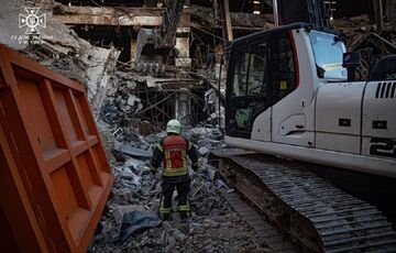 У Києві продовжує зростати кількість жертв ракетного удару РФ У Києві продовжує зростати кількість жертв ракетного удару РФ