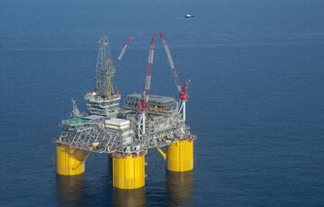 Из-за нового урагана в США на мировых биржах растут цены на нефть