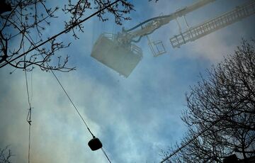 В Одесі рятувальник загинув під час гасіння потужної пожежі у самому центрі міста: фото