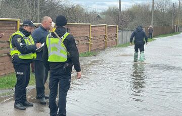 На Київщині стихійне лихо через розмиту дамбу: фото