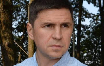 Подоляк рассказал, где и за счет чего он живет