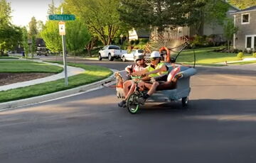 Американец создает забавные виды транспорта для визитов в McDonald's и Burger King: видео