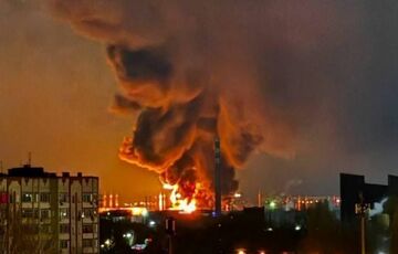 В Енгельсі не можуть загасити пожежу на нафтобазі після атаки дронів В Енгельсі не можуть загасити пожежу на нафтобазі після атаки дронів