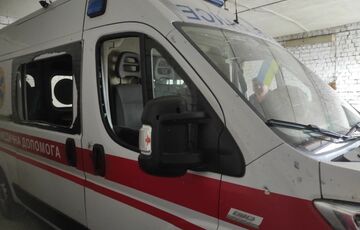 В Херсонской области враг атаковал с дрона автомобиль скорой В Херсонской области враг атаковал с дрона автомобиль скорой