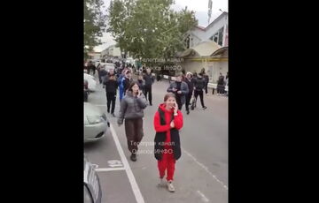 На ”7 км” толпа людей вытолкала представителей ТЦК с рынка: видео На ”7 км” толпа людей вытолкала представителей ТЦК с рынка: видео