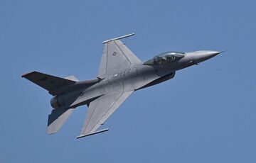 Україна отримала першу партію винищувачів F-16, - Bloomberg Україна отримала першу партію винищувачів F-16, - Bloomberg