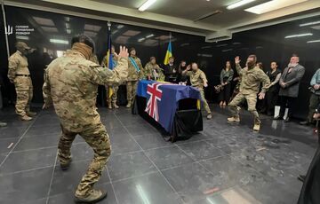 Бойцы ГУР исполнили традиционный маорийский ритуальный танец хака в честь погибшего побратима Бойцы ГУР исполнили традиционный маорийский ритуальный танец хака в честь погибшего побратима