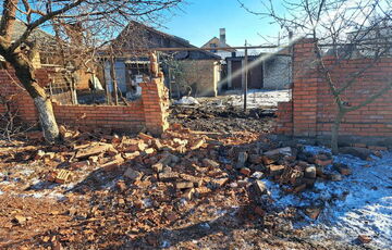 Россияне обстреляли Марганец из тяжелой артиллерии: ранены женщины и ребенок (фото)