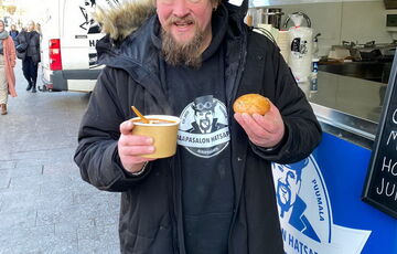 Известный финский актер Вилле Хаапасало помогает украинцам, продавая еду на вокзале 