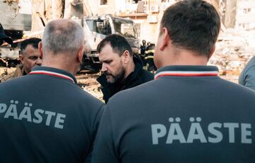 На місці прильотів у Києві помітили рятувальників із Естонії: фото