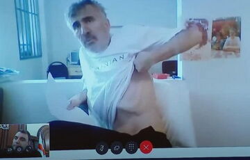 Саакашвили на суде показал свое физическое состояние: ”Прошу похоронить мое сердце в Киеве”