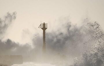 В Японии из-за шторма пришлось эвакуировать более 70 тысяч человек   В Японии из-за шторма пришлось эвакуировать более 70 тысяч человек