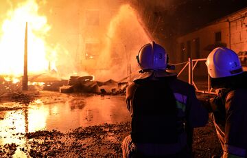 Масштабну пожежу на деревообробному підприємстві у Миколаєві ліквідували: кадри