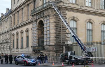 Російська пропаганда розповсюджує фейк про затримання українців за пограбування Лувру Російська пропаганда розповсюджує фейк про затримання українців за пограбування Лувру