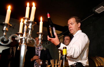 ”Засуньте у свої пангендерні дупи”: Медведєв відповів на пропозицію про 30-денне перемир'я