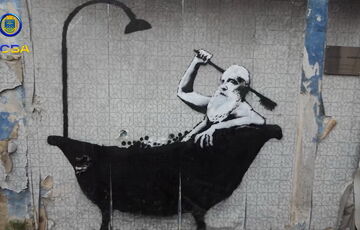 У Горенці демонтували графіті культового британського художника Бенксі