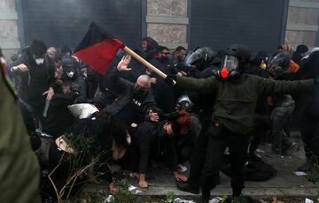 В Греции вспыхнули массовые протесты в годовщину железнодорожной катастрофы, в которой погибли 57 человек