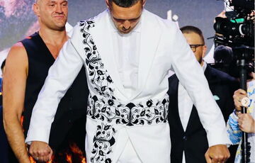 Усик вийшов на прес-конференцію з Тайсоном Ф'юрі в ефектному костюмі українського бренду: фото