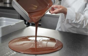 Шоколад рекордно подорожчає – все через посуху в Африці