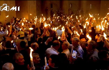 У храмі Гробу Господнього зійшов Благодатний вогонь: кадри У храмі Гробу Господнього зійшов Благодатний вогонь: кадри