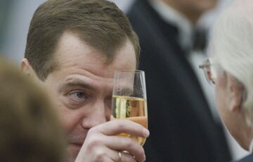 Медведев поздравил Зеленского с ”последним годом”