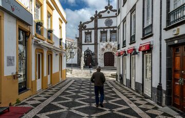 В Португалии решили отменить почти все карантинные ограничения В Португалии решили отменить почти все карантинные ограничения